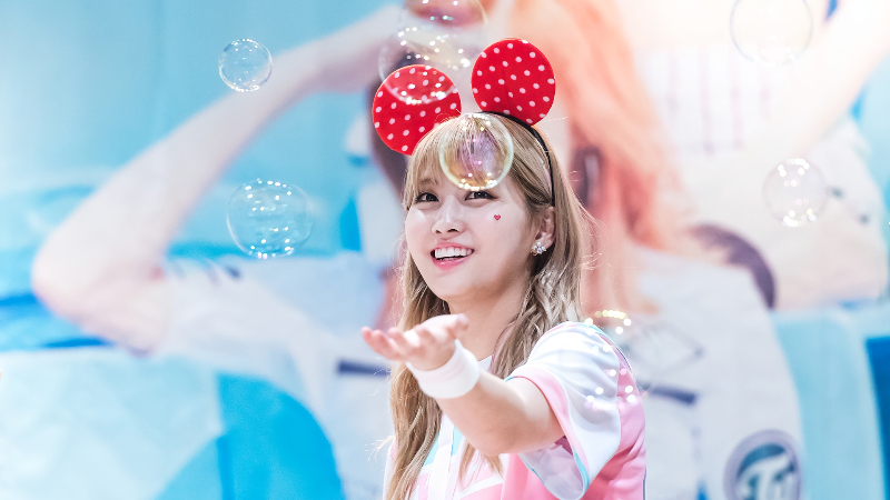 TWICE Momo