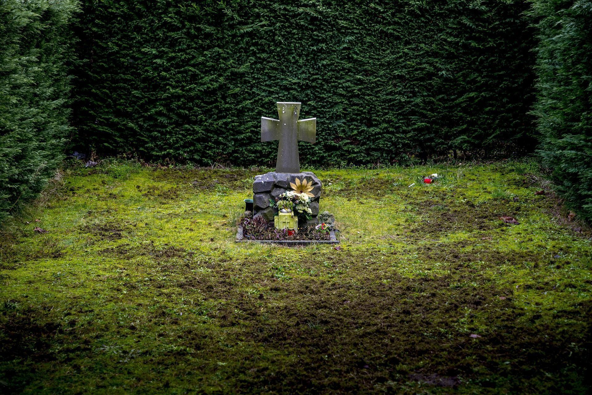 GraveCrossElu